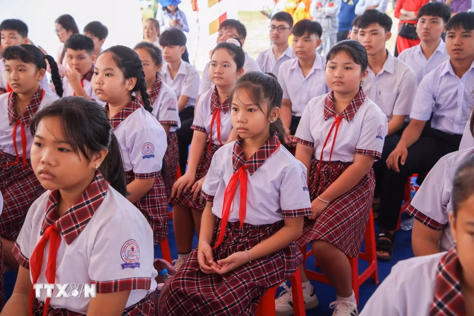 Học sinh Trường Tiểu học Bến Cầu hy vọng sớm được học ở trường mới, khang trang, sạch đẹp. (Ảnh: Giang Phương/TTXVN)