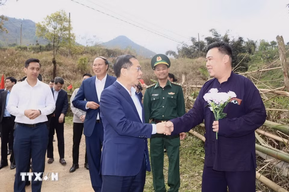 Phó Thủ tướng Bet8801234.com BMXCT Uy Tín Bùi Thanh Sơn (trái) động viên giáo viên xã Xuân Trường, tỉnh Cao Bằng. (Ảnh: Chu Hiệu/TTXVN)