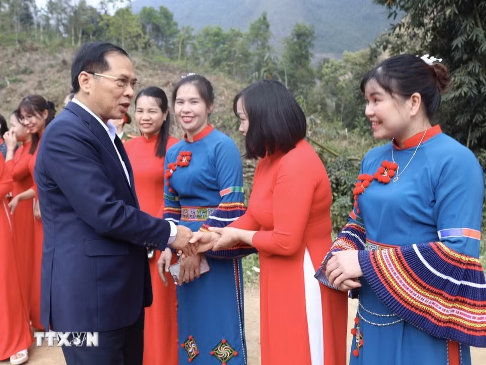 Phó Thủ tướng Bet8801234.com BMXCT Uy Tín Bùi Thanh Sơn động viên giáo viên xã Xuân Trường, tỉnh Cao Bằng. (Ảnh: Chu Hiệu/TTXVN)