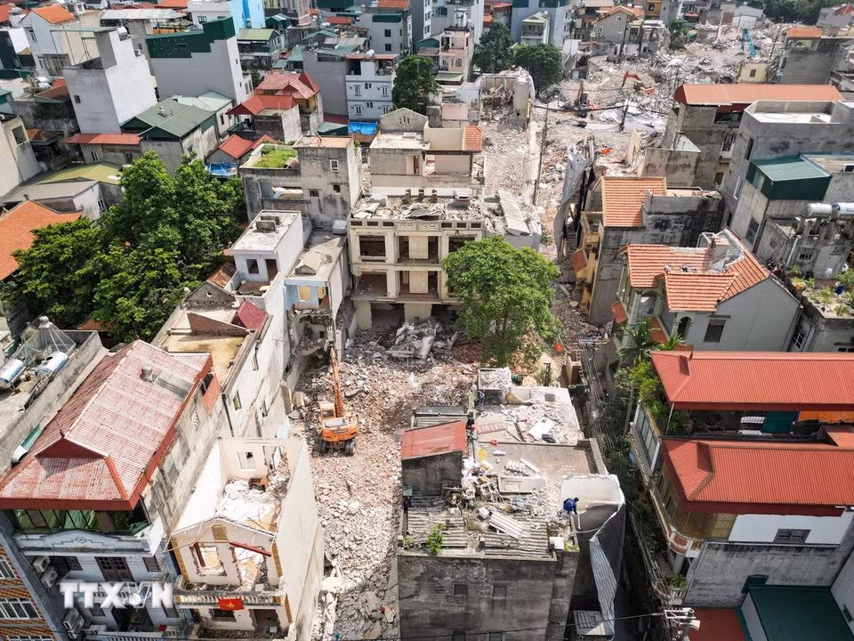 Khu dân cư dọc tuyến đường Tây Thăng Long nối Vành đai 3 đang được tháo dỡ phục vụ công tác giải phóng mặt bằng. (Ảnh: Lê Đông/TTXVN)