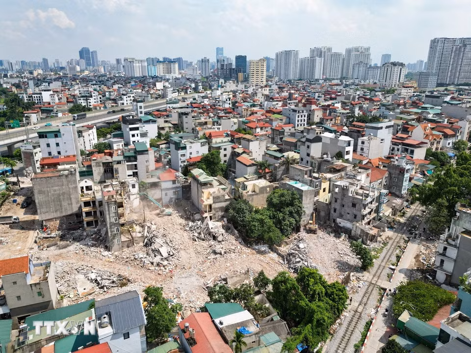 Khu dân cư dọc tuyến đường Tây Thăng Long nối Vành đai 3 đang được tháo dỡ phục vụ công tác giải phóng mặt bằng. (Ảnh: Lê Đông/TTXVN)