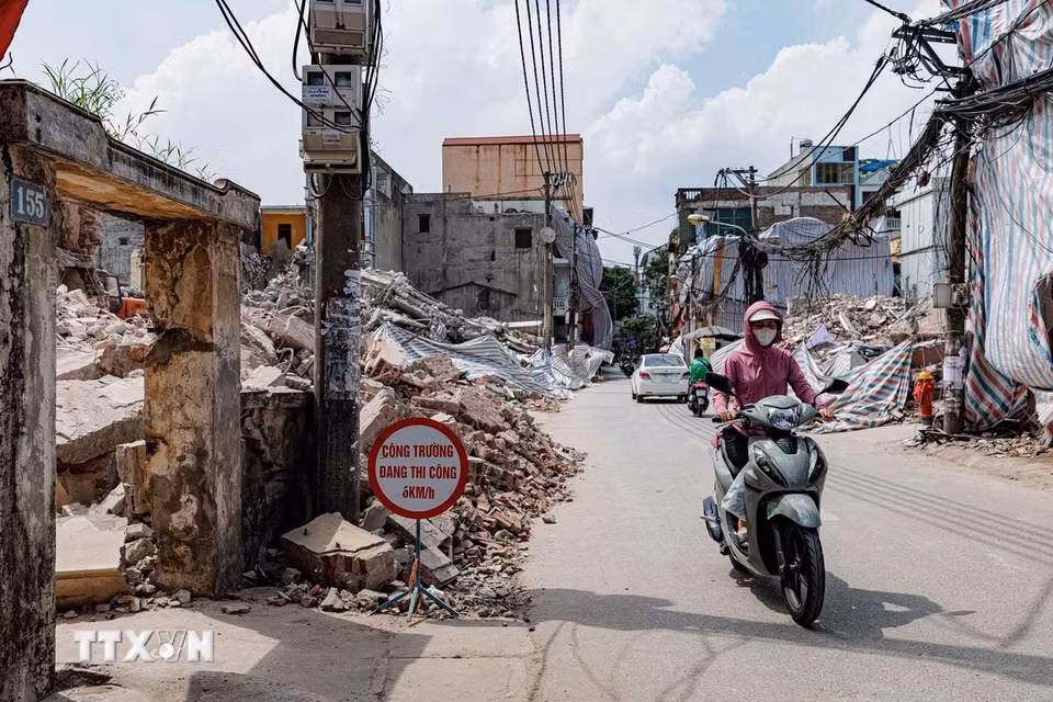 Khu vực đường Cổ Nhuế được che chắn tạm thời, phương tiện lưu thông qua khu vực thi công gặp nhiều khó khăn do mặt bằng đang được giải tỏa. (Ảnh: Phạm Tuấn Anh/TTXVN)