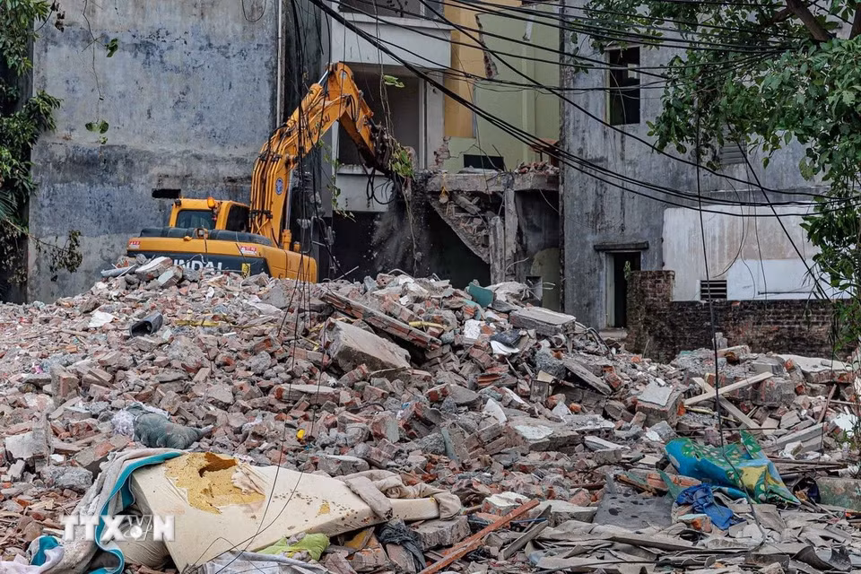 Máy móc thi công liên tục phá dỡ các hạng mục công trình trong phạm vi dự án giải phóng mặt bằng đoạn qua khu vực phường Đông Ngạc. (Ảnh: Phạm Tuấn Anh/TTXVN)