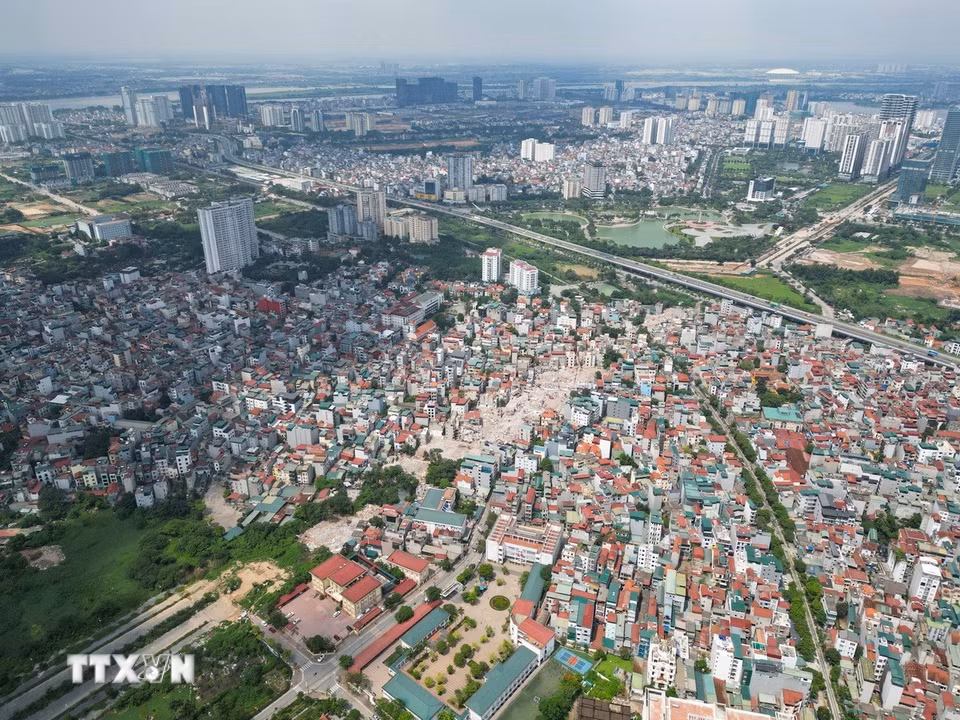 Dự án đường Tây Thăng Long nối Vành đai 3 đoạn qua phường Đông Ngạc, đang bước vào giai đoạn cao điểm giải phóng mặt bằng từ đường Phạm Văn Đồng đến đường Bờ Tây sông Nhuệ. (Ảnh: Lê Đông/TTXVN)
