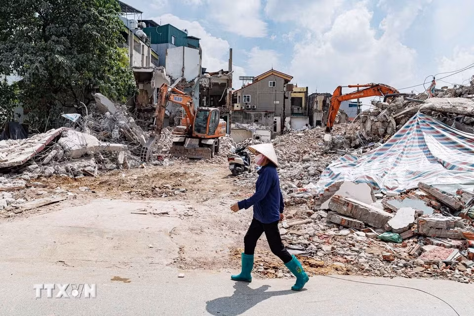 Công tác phá dỡ công trình được triển khai đồng loạt tại khu vực phường Đông Ngạc nhằm sớm bàn giao mặt bằng cho đơn vị thi công. (Ảnh: Phạm Tuấn Anh/TTXVN)