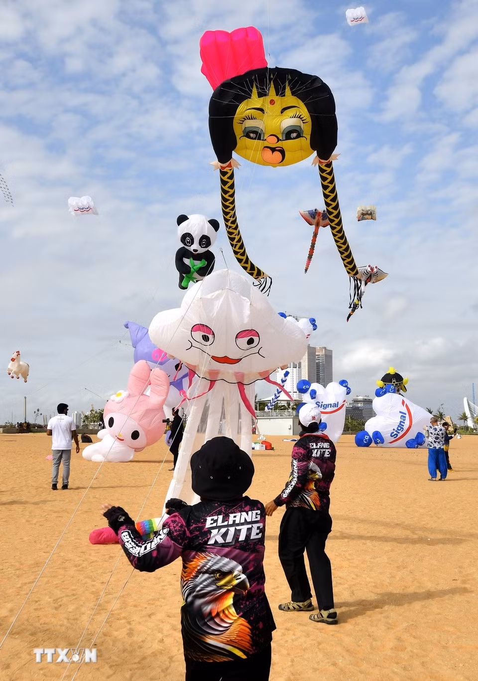 Người tham gia thả diều tại Lễ hội Diều quốc tế Colombo, Sri Lanka. (Ảnh: THX/TTXVN phát)