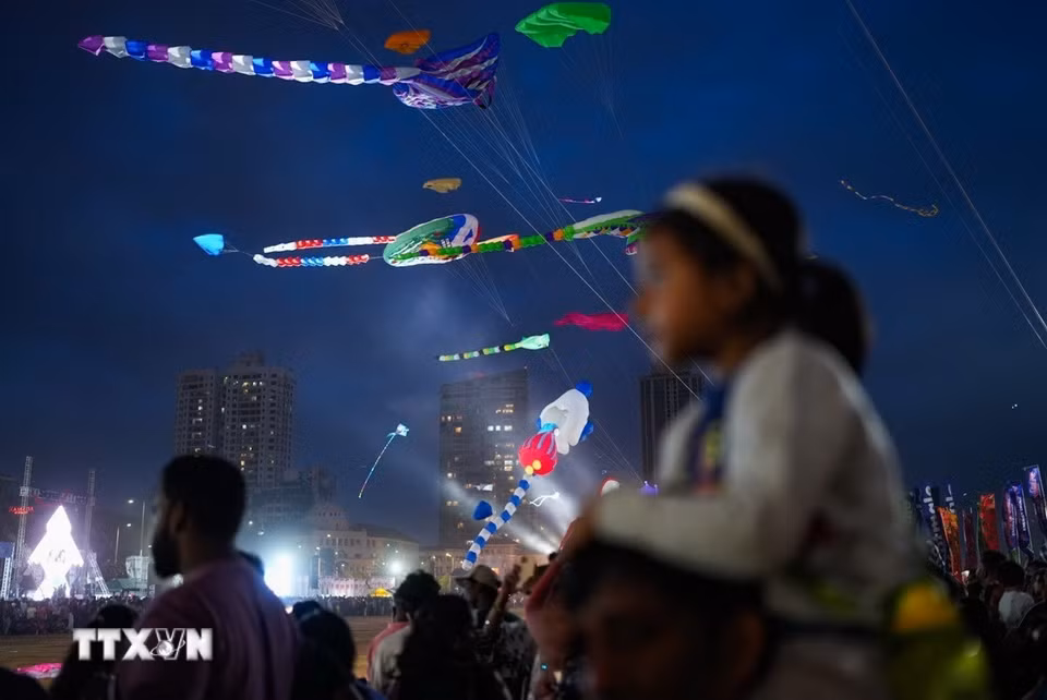 Người tham gia thả diều tại Lễ hội Diều quốc tế Colombo, Sri Lanka. (Ảnh: THX/TTXVN phát)