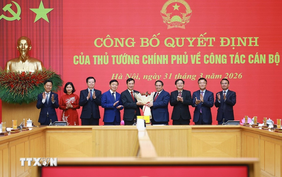 Thủ tướng Phạm Minh Chính tặng hoa chúc mừng ông Bùi Thế Duy giữ chức Giám đốc Đại học Quốc gia Hà Nội. (Ảnh: Dương Giang/TTXVN)