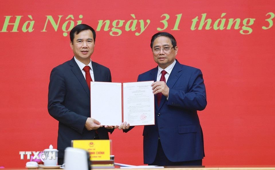 Thủ tướng Phạm Minh Chính trao Quyết định điều động, bổ nhiệm ông Bùi Thế Duy - Ủy viên dự khuyết Ban Chấp hành Trung ương Đảng, Phó Chủ tịch Viện hàn lâm Khoa học và Công nghệ Việt Nam - giữ chức Giám đốc Đại học Quốc gia Hà Nội. (Ảnh: Dương Giang/TTXVN)