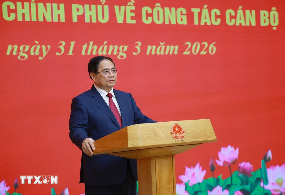 Thủ tướng Phạm Minh Chính giao nhiệm vụ cho ông Bùi Thế Duy, Giám đốc Đại học Quốc gia Hà Nội. (Ảnh: Dương Giang/TTXVN)