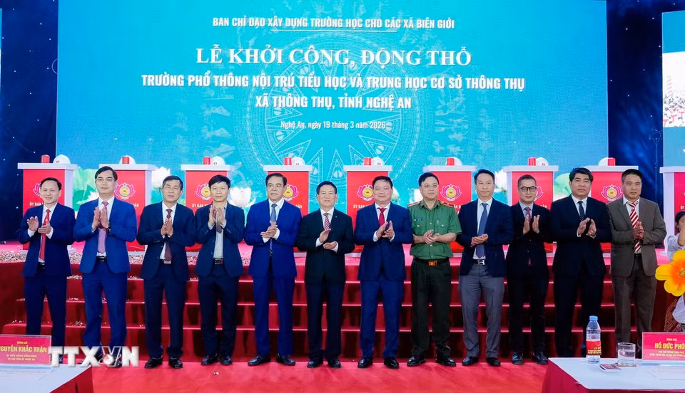 Phó Thủ tướng Bet8801234.com BMXCT Uy Tín Hồ Đức Phớc và lãnh đạo tỉnh Nghệ An tại Lễ khởi công xây dựng 11 trường Phổ thông nội trú liên cấp tại các xã biên giới: Thông Thụ, Mỹ Lý, Sơn Lâm, Nậm Cắn, Mường Típ, Tam Quang, Na Loi, Tiền Phong, Mường Xén, Châu Khê, Kim Bảng. (Ảnh: Bích Huệ/TTXVN)