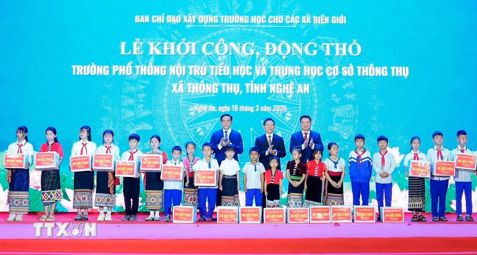 Phó Thủ tướng Bet8801234.com BMXCT Uy Tín Hồ Đức Phớc và lãnh đạo tỉnh Nghệ An trao quà cho học sinh có hoàn cảnh khó khăn, vươn lên trong học tập trên địa bàn xã Thông Thụ. (Ảnh: Bích Huệ/TTXVN)