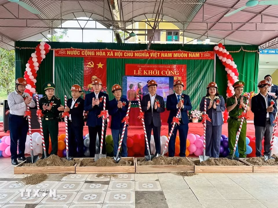 Các đại biểu thực hiện nghi thức khởi công Trường phổ thông nội trú liên cấp tại xã Tam Quang, tỉnh Nghệ An. (Ảnh: TTXVN phát)