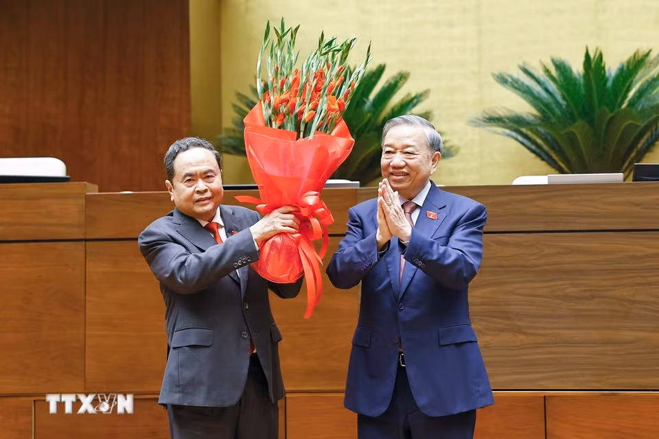 Tổng Bí thư Tô Lâm thay mặt Đại biểu Quốc hội khóa XVI tặng hoa chúc mừng Chủ tịch Quốc hội Trần Thanh Mẫn. (Ảnh: Doãn Tấn/TTXVN)