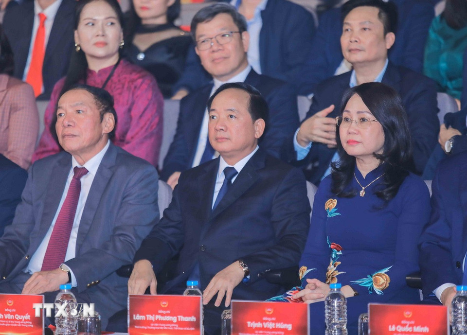 Ông Trịnh Văn Quyết, Ủy viên Bộ Chính trị, Bí thư Trung ương Đảng, Trưởng Ban Tuyên giáo và Dân vận Trung ương, và các đại biểu tham dự buổi lễ. (Ảnh: Phan Phương/TTXVN)