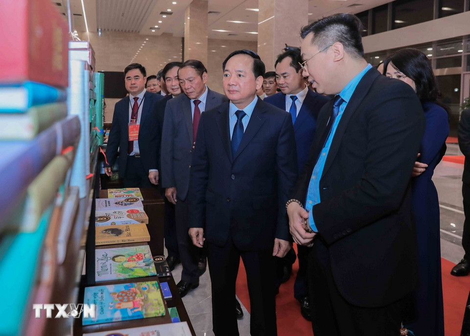Trưởng Ban Tuyên giáo và Dân vận Trung ương Trịnh Văn Quyết cùng các đại biểu tham quan khu trưng bày sách đoạt giải. (Ảnh: Phan Phương/TTXVN)