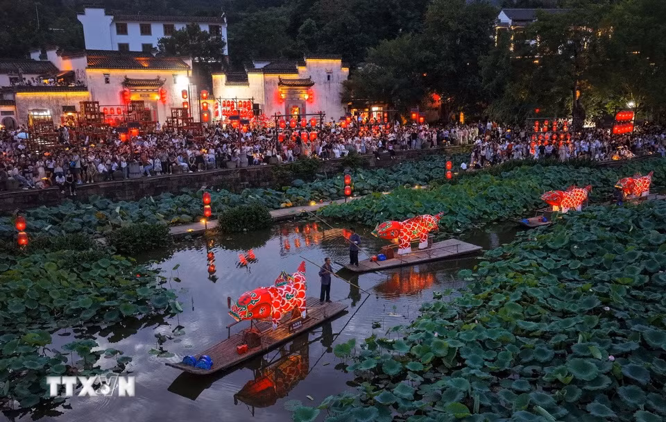 Lễ diễu hành đèn lồng cá truyền thống ở quận Huệ Châu, thành phố Hoàng Sơn, tỉnh An Huy, Trung Quốc. (Ảnh: THX/TTXVN phát)