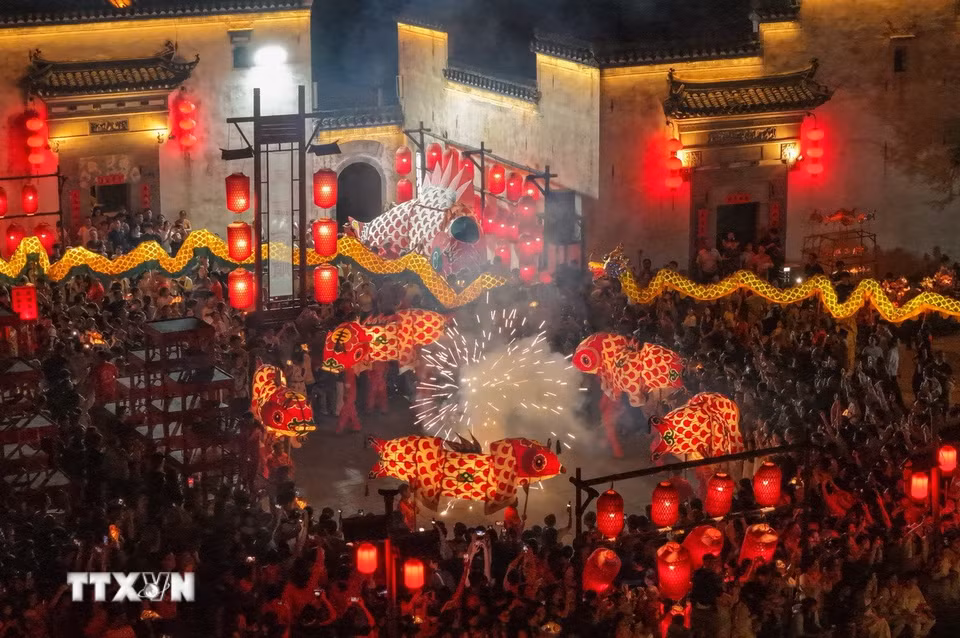 Lễ diễu hành đèn lồng cá truyền thống ở quận Huệ Châu, thành phố Hoàng Sơn, tỉnh An Huy, Trung Quốc. (Ảnh: THX/TTXVN phát)