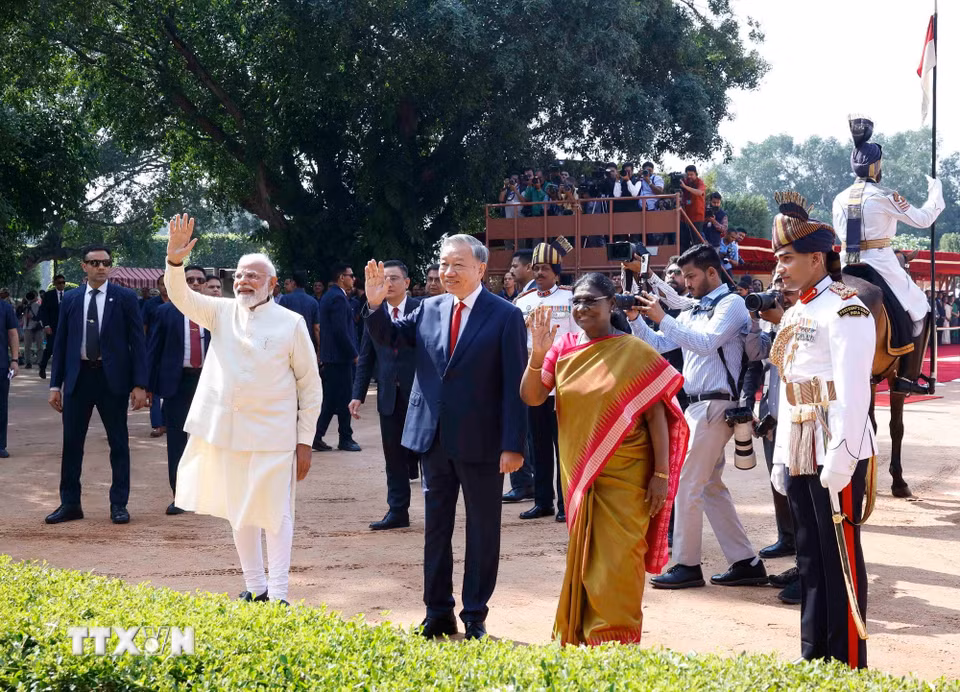 Tổng thống Droupadi Murmu và Thủ tướng Narendra Modi đồng chủ trì Lễ đón trọng thể Tổng Bí thư, Chủ tịch nước Tô Lâm thăm cấp Nhà nước tới Cộng hòa Ấn Độ. (Ảnh: Thống Nhất/TTXVN)