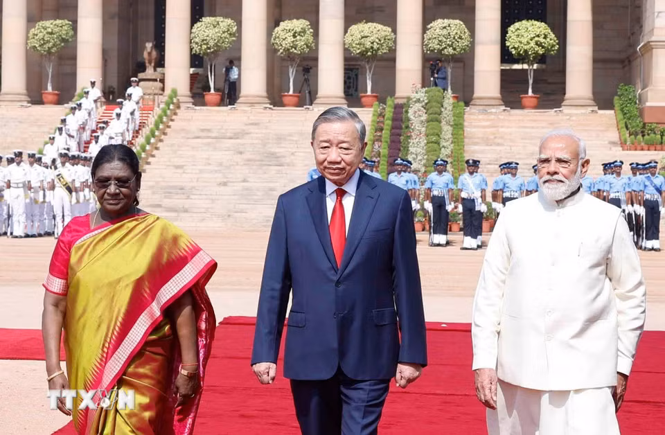 Tổng thống Droupadi Murmu và Thủ tướng Narendra Modi đồng chủ trì Lễ đón trọng thể Tổng Bí thư, Chủ tịch nước Tô Lâm thăm cấp Nhà nước tới Cộng hòa Ấn Độ. (Ảnh: Thống Nhất/TTXVN)