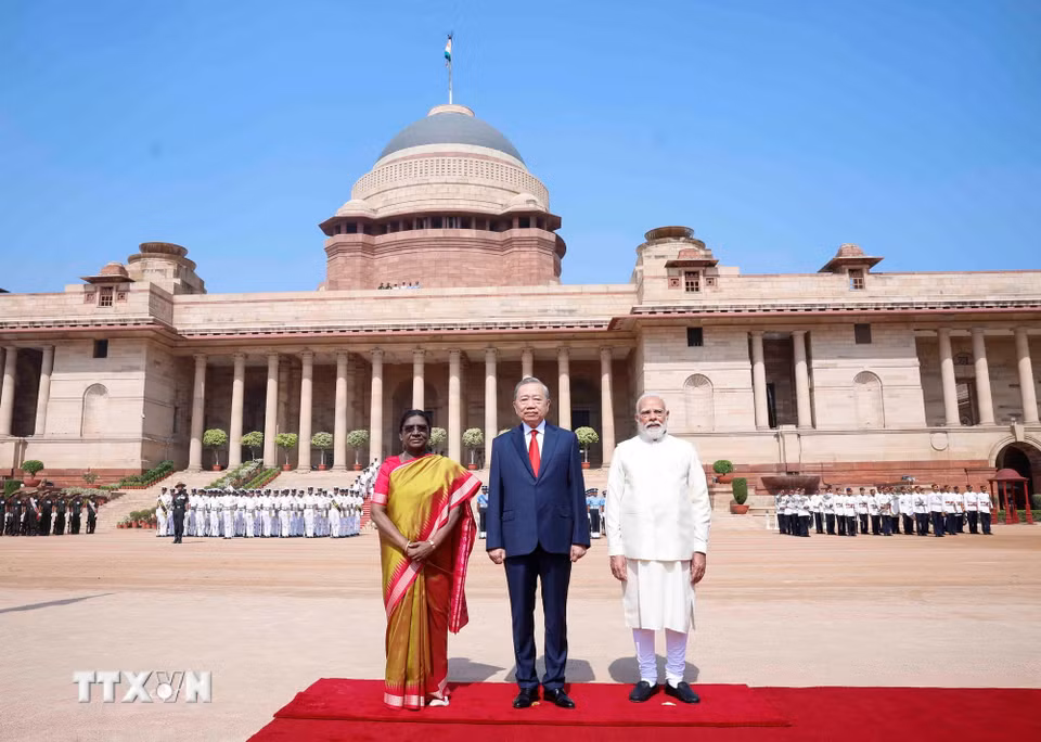 Tổng thống Droupadi Murmu và Thủ tướng Narendra Modi đồng chủ trì Lễ đón trọng thể Tổng Bí thư, Chủ tịch nước Tô Lâm thăm cấp Nhà nước tới Cộng hòa Ấn Độ. (Ảnh: Thống Nhất/TTXVN)