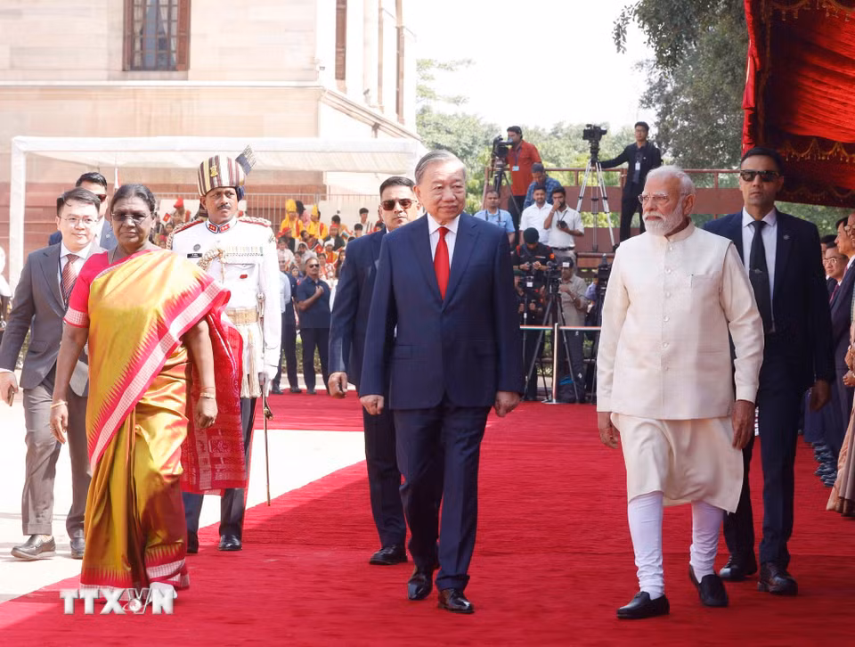 Tổng thống Droupadi Murmu và Thủ tướng Narendra Modi đồng chủ trì Lễ đón trọng thể Tổng Bí thư, Chủ tịch nước Tô Lâm thăm cấp Nhà nước tới Cộng hòa Ấn Độ. (Ảnh: Thống Nhất/TTXVN)