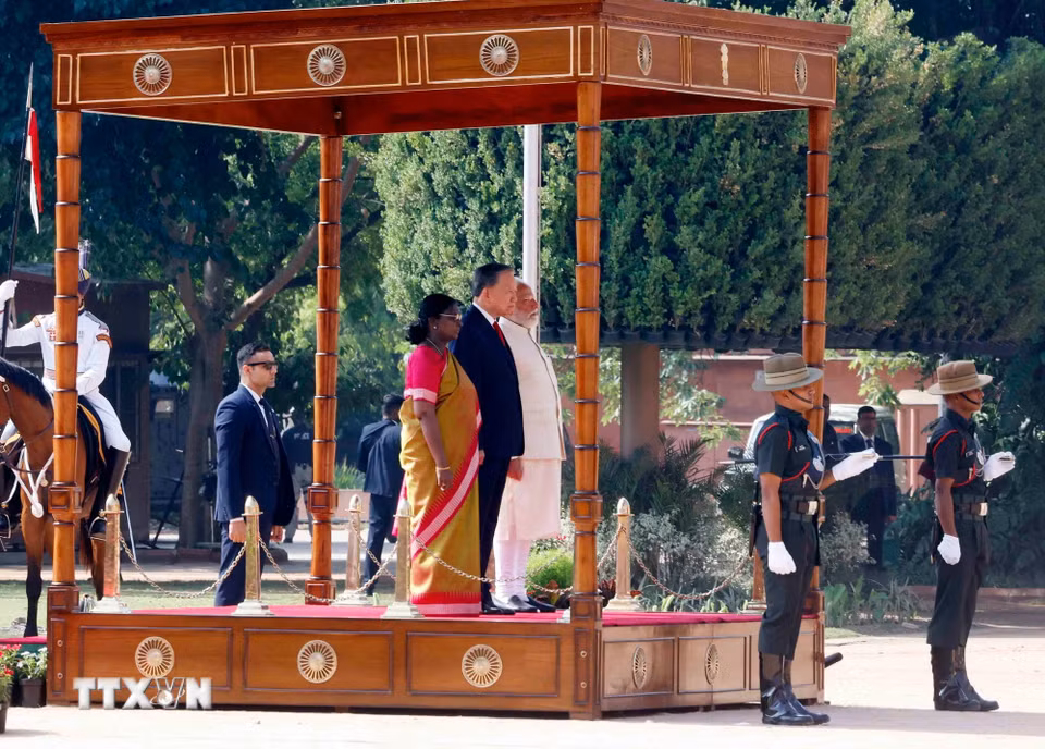 Tổng Bí thư, Chủ tịch nước Tô Lâm cùng Tổng thống Droupadi Murmu và Thủ tướng Narendra Modi trên bục danh dự, thực hiện nghi lễ chào cờ. (Ảnh: Thống Nhất/TTXVN)
