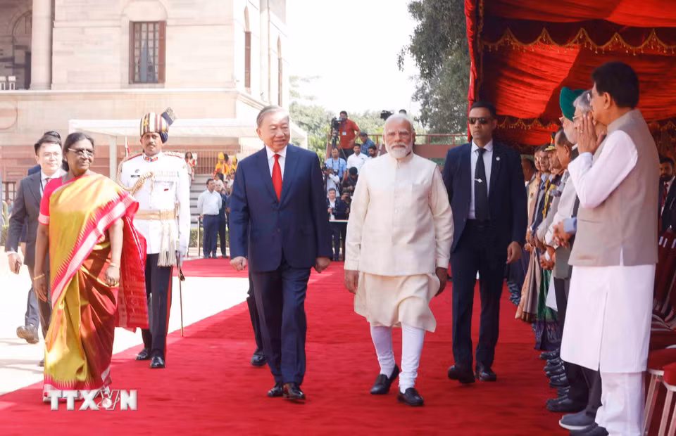 Tổng thống Droupadi Murmu và Thủ tướng Narendra Modi đồng chủ trì Lễ đón trọng thể Tổng Bí thư, Chủ tịch nước Tô Lâm thăm cấp Nhà nước tới Cộng hòa Ấn Độ. (Ảnh: Thống Nhất/TTXVN)