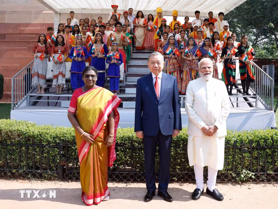 Tổng thống Droupadi Murmu và Thủ tướng Narendra Modi đồng chủ trì Lễ đón trọng thể Tổng Bí thư, Chủ tịch nước Tô Lâm thăm cấp Nhà nước tới Cộng hòa Ấn Độ. (Ảnh: Thống Nhất/TTXVN)