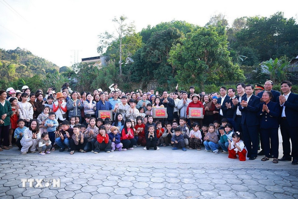 Thủ tướng Phạm Minh Chính với nhân dân Khu tái định cư Đông Khê, Cao Bằng. (Ảnh: Dương Giang/TTXVN)