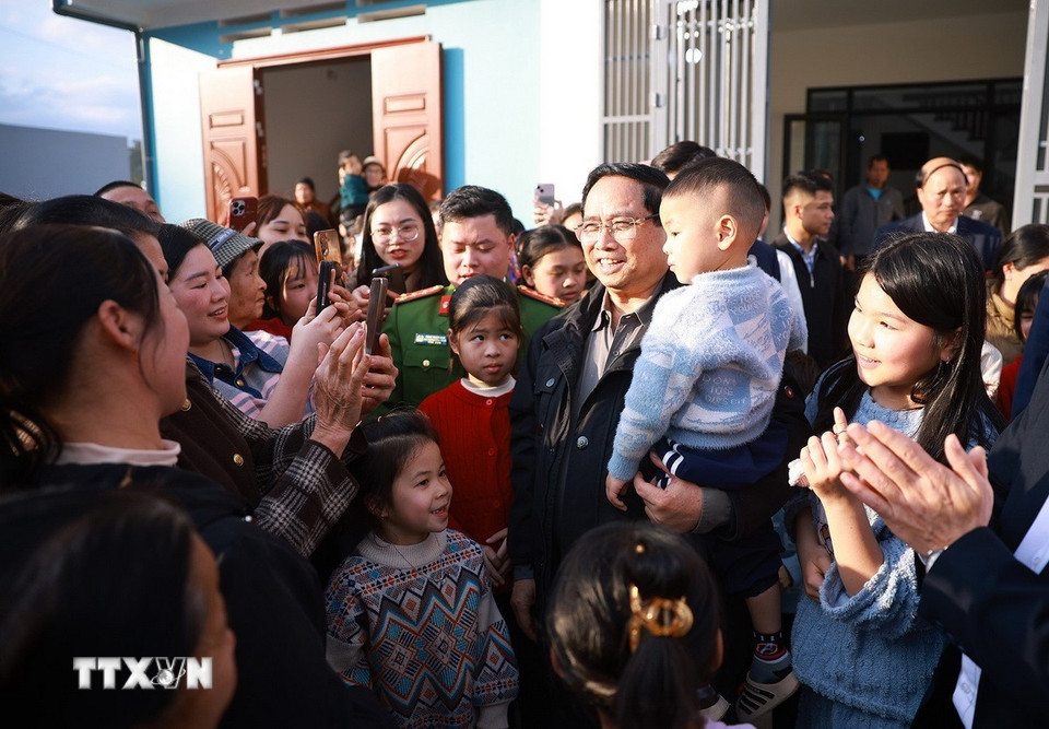 Thủ tướng Phạm Minh Chính thăm, chúc Tết nhân dân Khu tái định cư Đông Khê, Cao Bằng. (Ảnh: Dương Giang/TTXVN)
