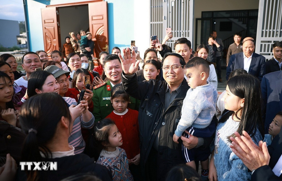 Thủ tướng Phạm Minh Chính thăm, chúc Tết nhân dân Khu tái định cư Đông Khê, Cao Bằng. (Ảnh: Dương Giang/TTXVN)