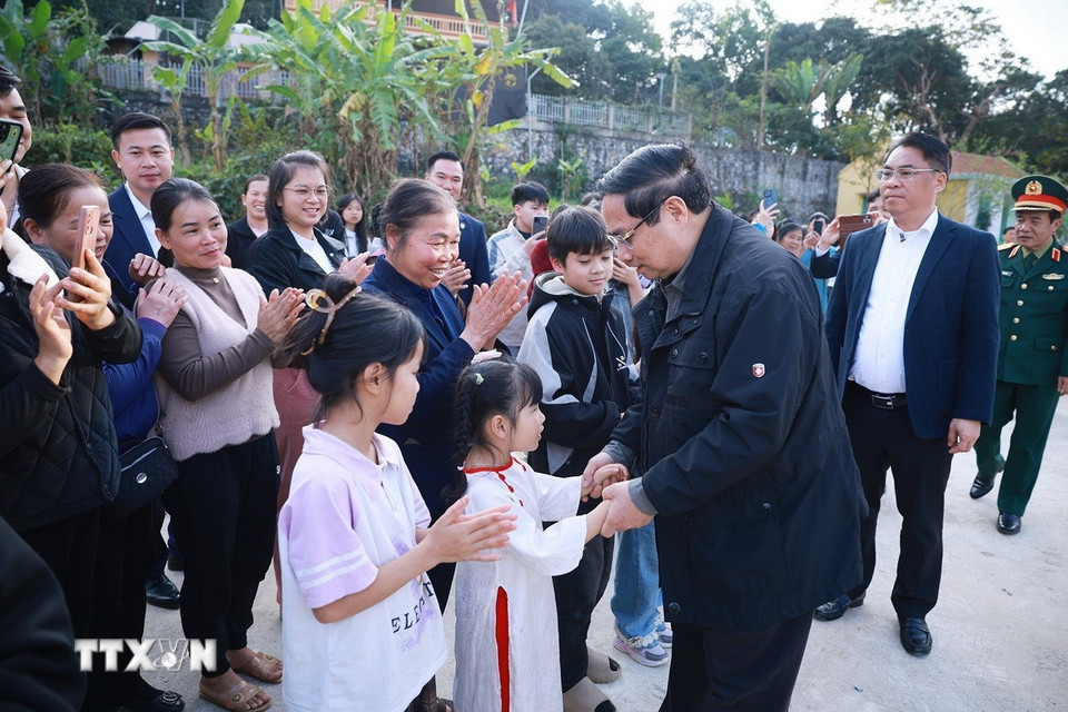 Thủ tướng Phạm Minh Chính thăm, chúc Tết nhân dân Khu tái định cư Đông Khê, Cao Bằng. (Ảnh: Dương Giang/TTXVN)