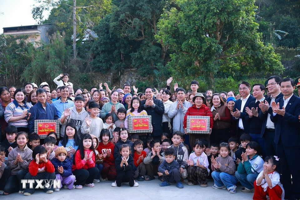 Thủ tướng Phạm Minh Chính với nhân dân Khu tái định cư Đông Khê, Cao Bằng. (Ảnh: Dương Giang/TTXVN)