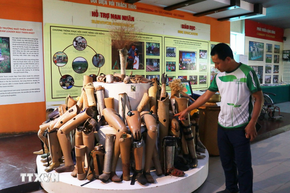 Trung tâm cũng là nơi thường xuyên tổ chức các hoạt động nâng cao nhận thức và hiểu biết cho cộng đồng về phòng tránh bom mìn. (Ảnh: Tường Vi/TTXVN)