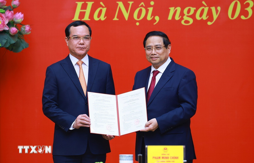 Thủ tướng Phạm Minh Chính trao Quyết định của Thủ tướng Chính phủ về việc tiếp nhận, bổ nhiệm ông Nguyễn Đình Khang, Phó Chủ tịch Ủy ban Trung ương Mặt trận Tổ quốc Việt Nam, Chủ tịch Tổng Liên đoàn Lao động Việt Nam giữ chức Thứ trưởng Thường trực Bộ Dân tộc và Tôn giáo. (Ảnh: Dương Giang/TTXVN)