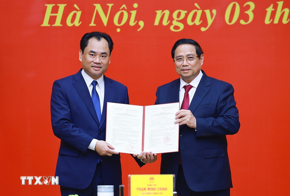 Thủ tướng Phạm Minh Chính trao Quyết định của Thủ tướng Chính phủ về việc tiếp nhận, bổ nhiệm ông Trịnh Việt Hùng giữ chức Thứ trưởng Thường trực Bộ Nông nghiệp và Môi trường. (Ảnh: Dương Giang/TTXVN)