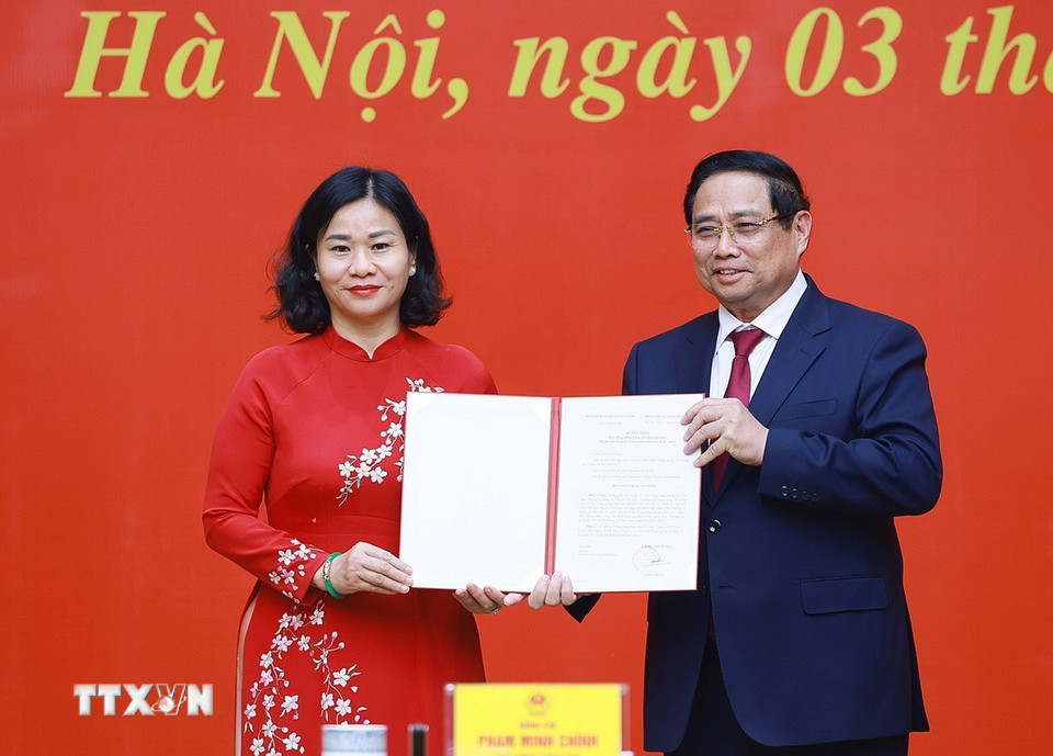 Thủ tướng Phạm Minh Chính trao Quyết định của Bộ Chính trị về việc điều động, phân công, chỉ định bà Nguyễn Thị Tuyến, Phó Chủ tịch Ủy ban Trung ương Mặt trận Tổ quốc Việt Nam, Chủ tịch Hội Liên hiệp Phụ nữ Việt Nam, giữ chức Phó Bí thư Đảng ủy Chính phủ nhiệm kỳ 2020-2025. (Ảnh: Dương Giang/TTXVN)