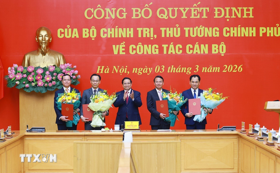 Bí thư Đảng ủy Chính phủ, Thủ tướng Chính phủ Phạm Minh Chính trao Quyết định của Bộ Chính trị và Thủ tướng Chính phủ về công tác cán bộ. (Ảnh: Dương Giang/TTXVN)