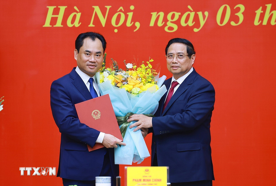 Thủ tướng Phạm Minh Chính trao Quyết định của Thủ tướng Chính phủ về việc tiếp nhận, bổ nhiệm ông Trịnh Việt Hùng giữ chức Thứ trưởng Thường trực Bộ Nông nghiệp và Môi trường. (Ảnh: Dương Giang/TTXVN)