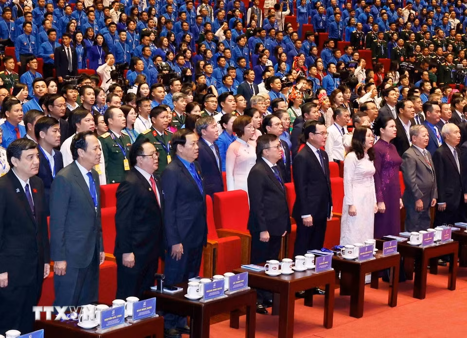 Các đại biểu thực hiện nghi lễ chào cờ. (Ảnh: Thống Nhất/TTXVN)