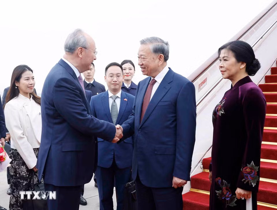 Lễ đón Tổng Bí thư, Chủ tịch nước Tô Lâm cùng Phu nhân tại sân bay quốc tế Thủ đô Bắc Kinh. (Ảnh: Thống Nhất/TTXVN)