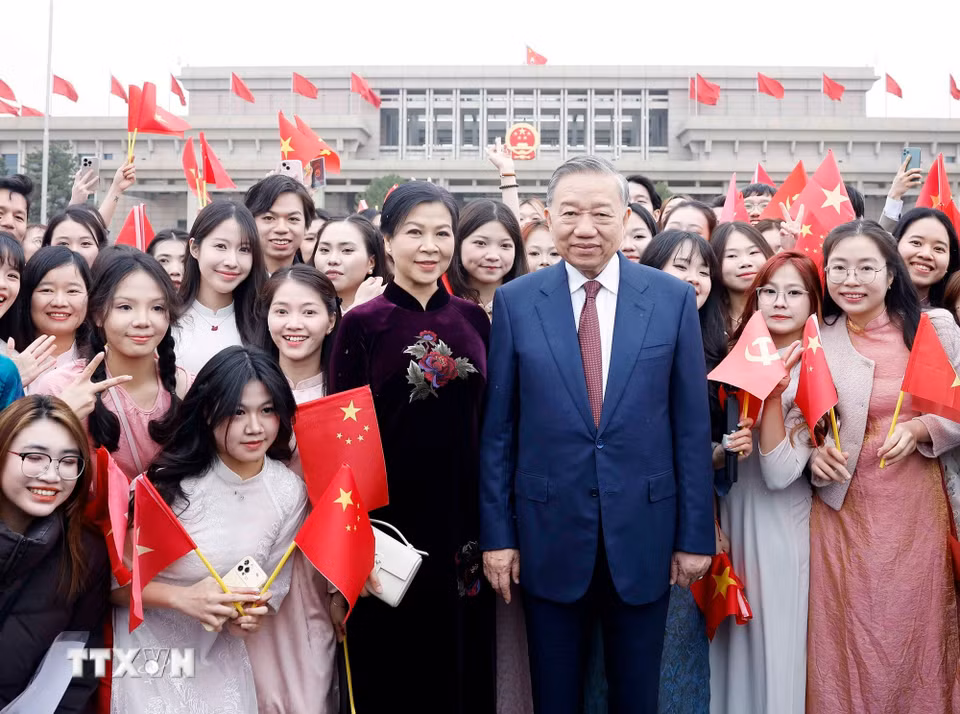 Lễ đón Tổng Bí thư, Chủ tịch nước Tô Lâm cùng Phu nhân tại sân bay quốc tế Thủ đô Bắc Kinh. (Ảnh: Thống Nhất/TTXVN)