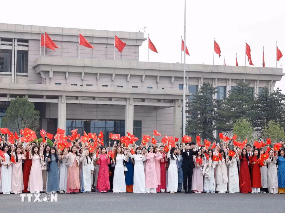 Đại biểu và kiều bào đón Tổng Bí thư, Chủ tịch nước Tô Lâm và Phu nhân tại sân bay quốc tế Thủ đô Bắc Kinh. (Ảnh: Thống Nhất/TTXVN)