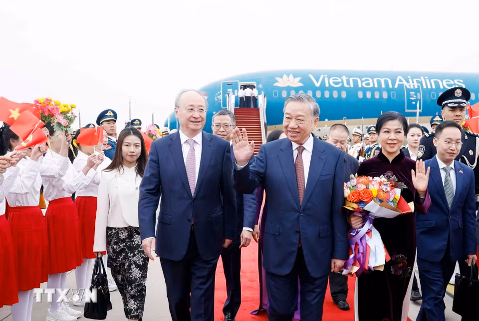 Lễ đón Tổng Bí thư, Chủ tịch nước Tô Lâm cùng Phu nhân tại sân bay quốc tế Thủ đô Bắc Kinh. (Ảnh: Thống Nhất/TTXVN)