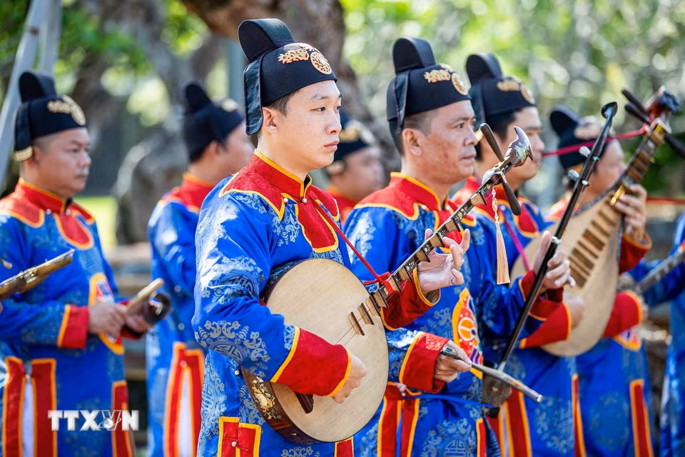 Là nghệ sỹ trẻ nhất trong dàn nhạc, Nguyễn Đình Bảo Long (sinh năm 2001) từng cảm thấy Nhã nhạc “khó học” và “buồn,” nhưng càng tìm hiểu càng bị cuốn hút bởi nét riêng của loại hình âm nhạc cung đình này. (Ảnh: Vân Chi/TTXVN phát)