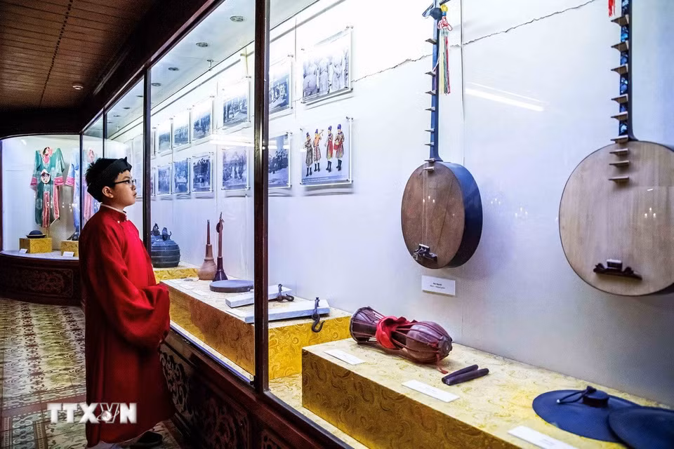 Bên trong nhà hát Duyệt Thị Đường trưng bày các nhạc cụ và trang phục cung đình, giúp công chúng hiểu hơn về Nhã nhạc cung đình Huế. (Ảnh: Vân Chi/TTXVN phát)