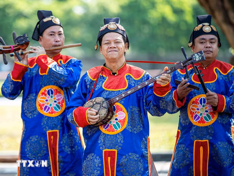 Đối với các nghệ sỹ của Nhà hát Nghệ thuật truyền thống Cung đình Huế, việc đưa Nhã nhạc đến gần hơn với công chúng không chỉ là công việc, mà còn là niềm vui và động lực để gắn bó với loại hình âm nhạc đặc biệt này. (Ảnh: Vân Chi/TTXVN phát)
