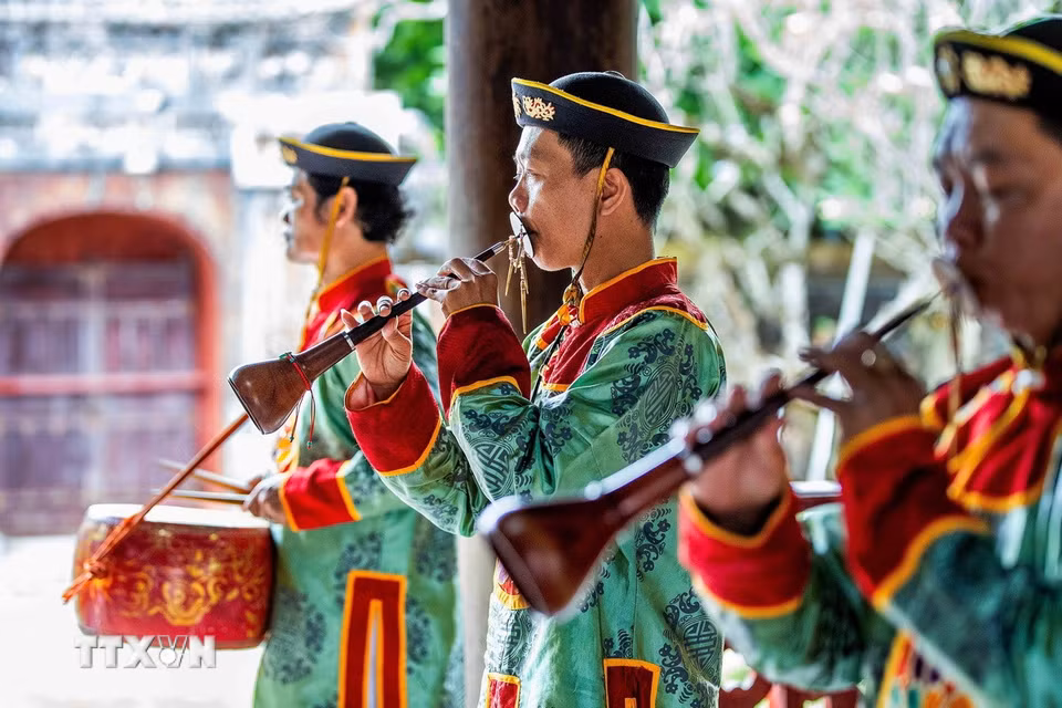 Kèn bầu là nhạc cụ hơi đặc trưng của dàn Đại nhạc - tạo nên âm thanh vang dội, góp phần định hình sắc thái uy nghi của các nghi lễ cung đình. (Ảnh: Vân Chi/TTXVN phát)