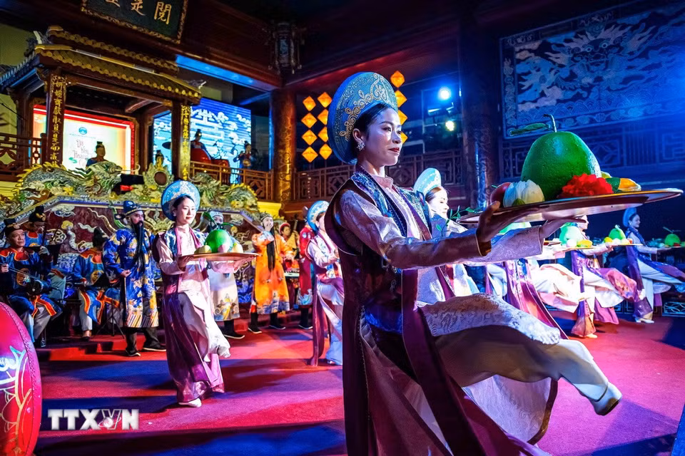 Trong thời gian gần đây, múa cung đình Huế luôn song hành cùng Nhã nhạc trong các chuyến lưu diễn quốc tế để giới thiệu văn hóa Việt Nam ra thế giới. (Ảnh: Vân Chi/TTXVN phát)
